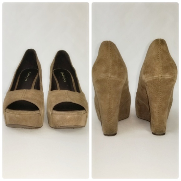 Elizabeth and James Light Brown Suede Wedges Size9 - Picture 2 of 7